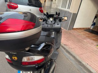 Suzuki Burgman 650 Executive gris oscuro