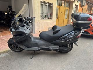 Suzuki Burgman 650 Executive gris oscuro