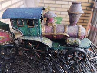 Tren antiguo de chapa