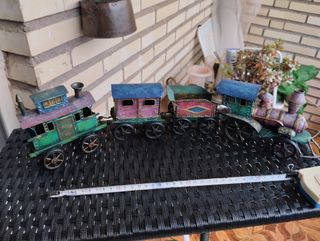 Tren antiguo de chapa