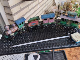 Tren antiguo de chapa