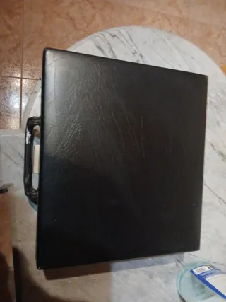 Portacassettes Negro con Interior Rojo