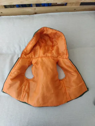 Chaleco verde con capucha 9-12 meses