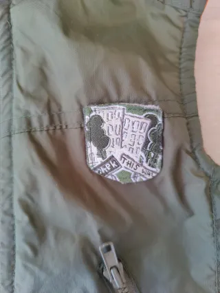 Chaleco verde con capucha 9-12 meses