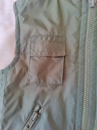 Chaleco verde con capucha 9-12 meses