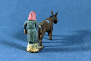 FIGURA EN PLOMO DE CAMPESINA CON BURRO PARA BELEN
