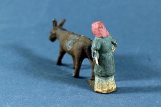 FIGURA EN PLOMO DE CAMPESINA CON BURRO PARA BELEN