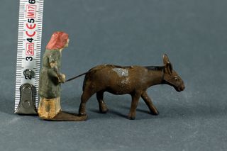 FIGURA EN PLOMO DE CAMPESINA CON BURRO PARA BELEN