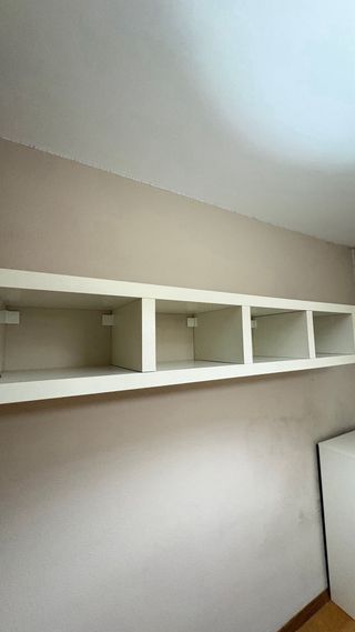 Estantería de pared blanca de madera