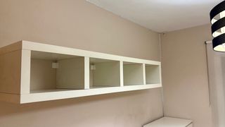Estantería de pared blanca de madera