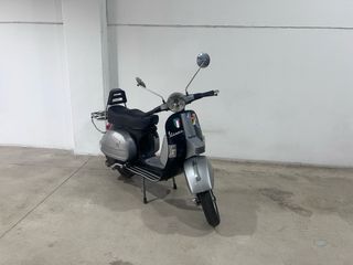 Vespa 200 Iris Negra y Plateada Pocos km