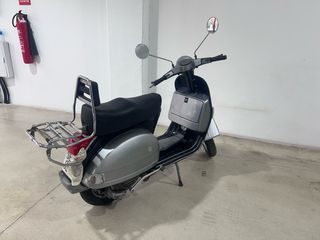 Vespa 200 Iris Negra y Plateada Pocos km