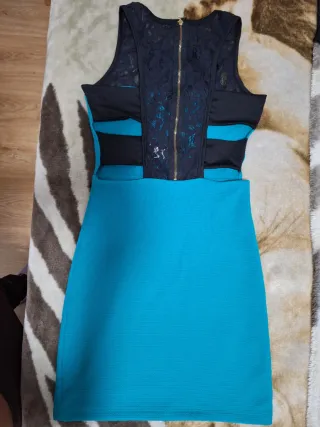 Vestido corto azul con encaje negro
