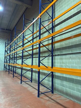 Estantería industrial azul y naranja