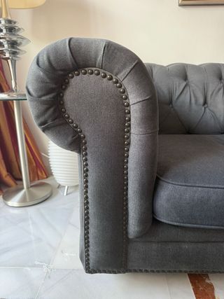 Divano Chesterfield 2 Posti in Tessuto Grigio/Blu