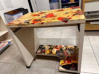 Mesa de escritorio collage papel y madera