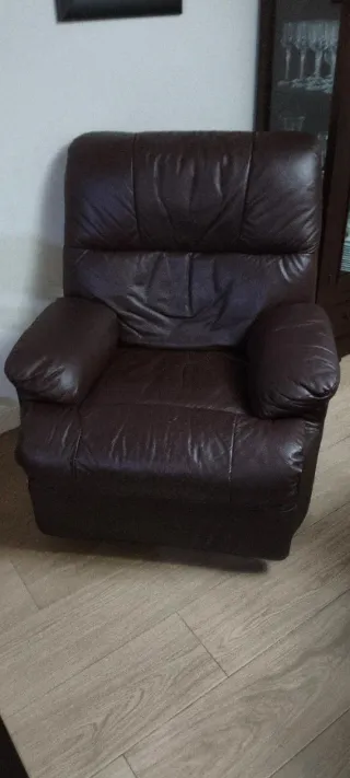 Sillón reclinable de piel marrón
