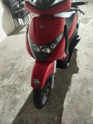 Piaggio Beverly 125 Scooter Roja