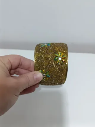 Brazalete dorado con flores