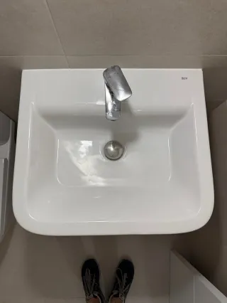 Lavabo Roca con grifo nuevo