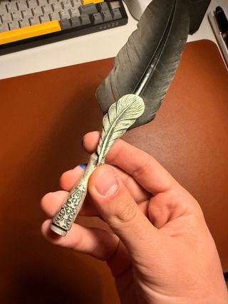 Piuma per scrittura con impugnatura decorata