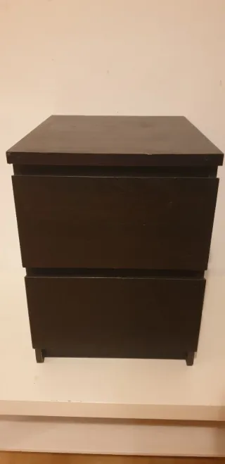 Mesita de noche de madera oscura