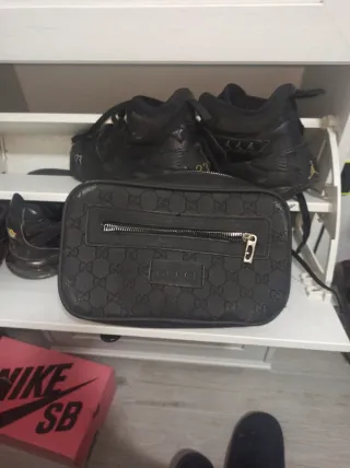 Riñonera Gucci Negra Monograma