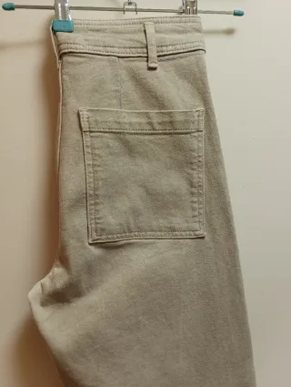 Pantalón vaquero ancho de Zara color beige