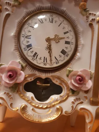 Reloj vintage de sobremesa de porcelana de Dresde.