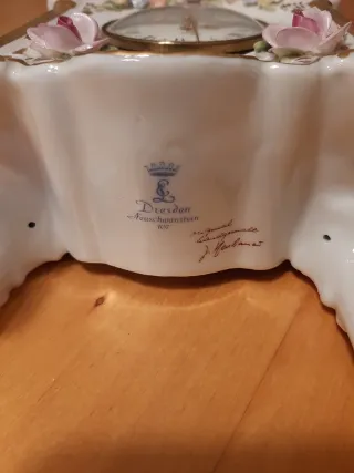 Reloj vintage de sobremesa de porcelana de Dresde.