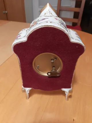 Reloj vintage de sobremesa de porcelana de Dresde.