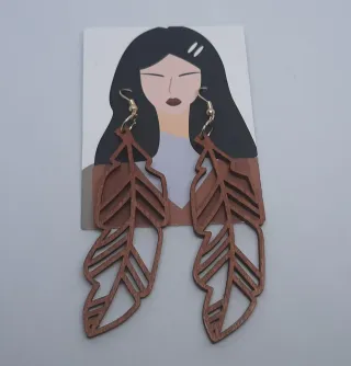 ESPECIAL S. VALENTÍN-PENDIENTES MADERA FORMA PLUMA