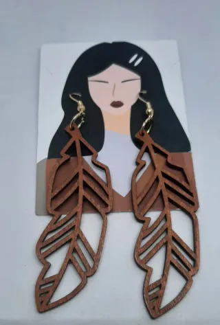 ESPECIAL S. VALENTÍN-PENDIENTES MADERA FORMA PLUMA