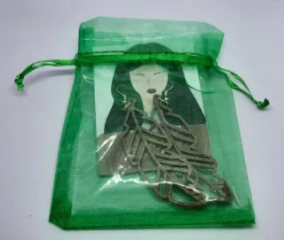 ESPECIAL S. VALENTÍN-PENDIENTES MADERA FORMA PLUMA