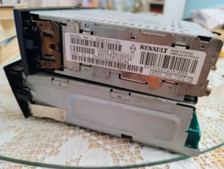 Dos radios de coche Renault