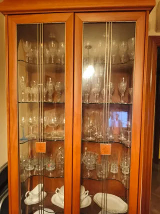 Vitrina de madera con cristales