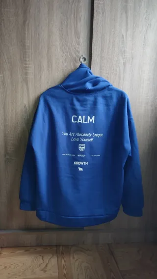 Sudadera azul con capucha y cordones