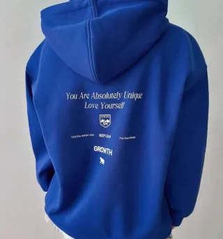 Sudadera azul con capucha y cordones