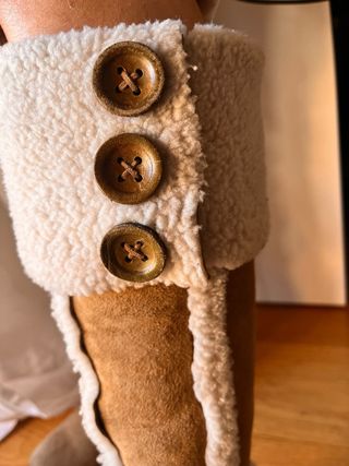 Botas de piel de oveja beige y marrón