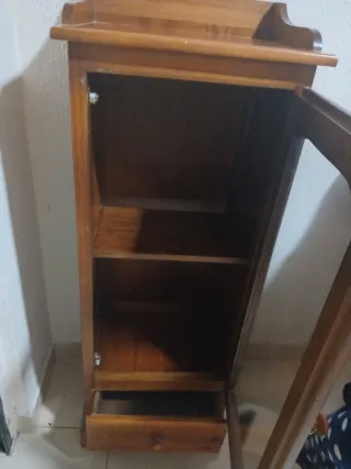 Mueble de madera con vitrina y cajón