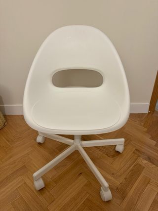 Silla Ikea blanca con ruedas
