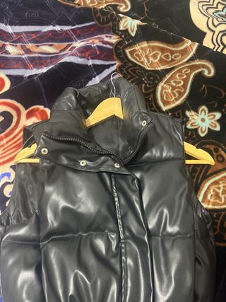 Chaleco corto efecto piel negro