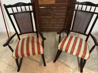 Par de mecedoras antiguas de madera y ratán