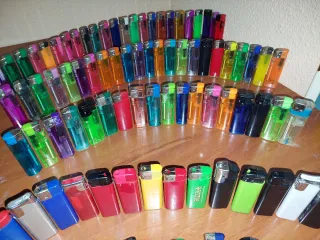 Lotto di 100 accendini assortiti