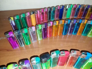 Lotto di 100 accendini assortiti