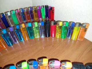 Lotto di 100 accendini assortiti