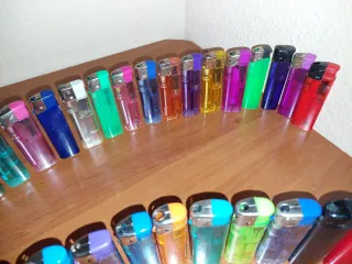 Lotto di 100 accendini assortiti