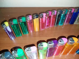 Lotto di 100 accendini assortiti