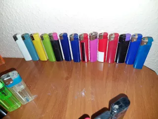 Lotto di 100 accendini assortiti