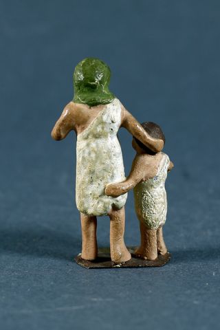 FIGURA EN PLOMO DE PASTOR CON NIÑO PARA BELÉN.